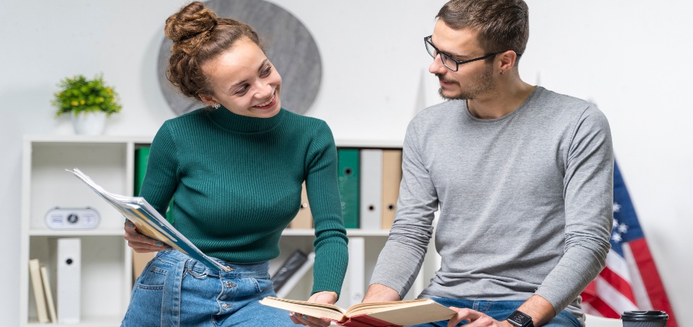 compañeros mirándose practicando nuevo idioma